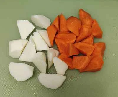 季節の野菜を使った鶏もも肉の煮込みの作り方：1