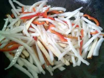 キャベツの茎と赤ピーマン、干し豆腐の炒め物の作り方：5