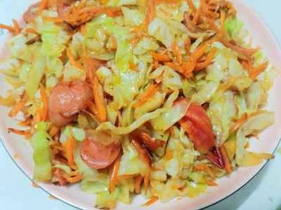 キャベツとニンジン、ソーセージの炒め物のレシピ