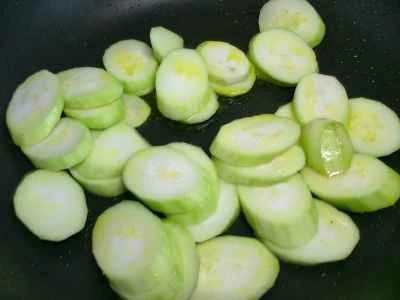 夜咲き花とこんにゃく麺を使ったエビ風味の団子の作り方：5