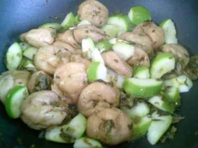 ズッキーニとピクルスのマスタードグリーン、揚げグルテン炒めの作り方：7