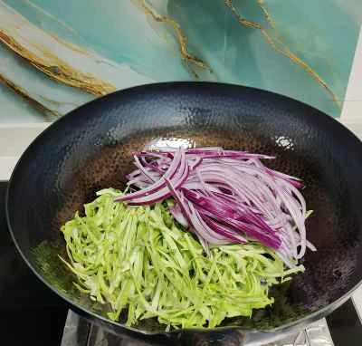 玉ねぎとキャベツの炒め物の作り方：2