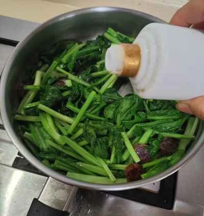 春野菜の芽キャベツと中華ソーセージの炒め物の作り方：6