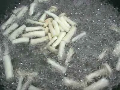 きのこ、エビ、きゅうりのシーフード炒めの作り方：7