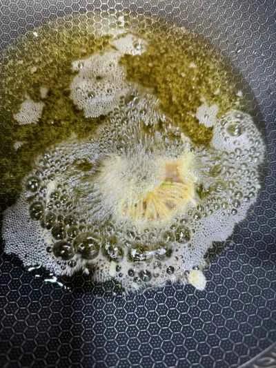 エビのおしゃれな食べ方：黄金色のエビと麺の揚げ方：6つの手順