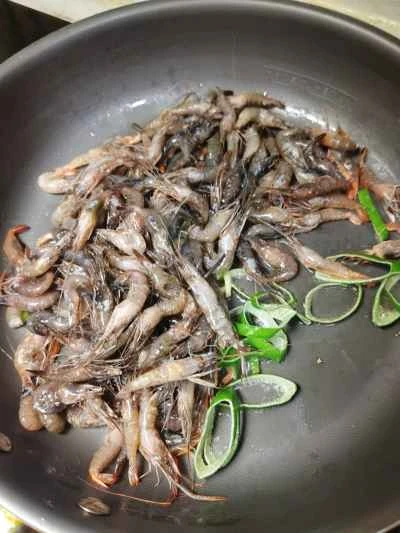 小川エビの炒め方：3