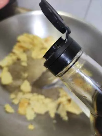 タロイモと春雨を玉ねぎと卵で炒める手順：7