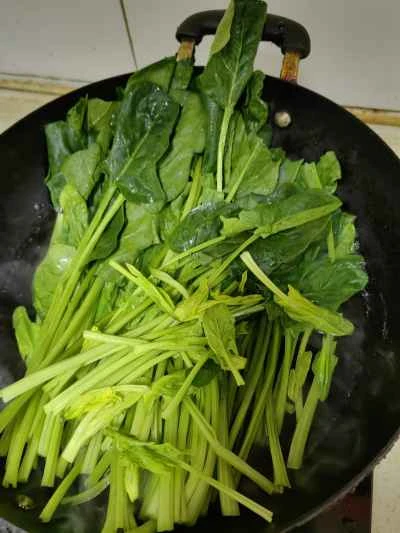 オリーブオイルを使ったほうれん草サラダの作り方：3