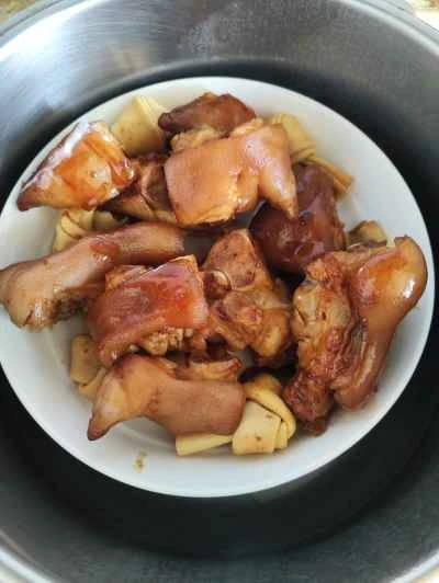 豆腐皮で蒸した豚足の作り方：7