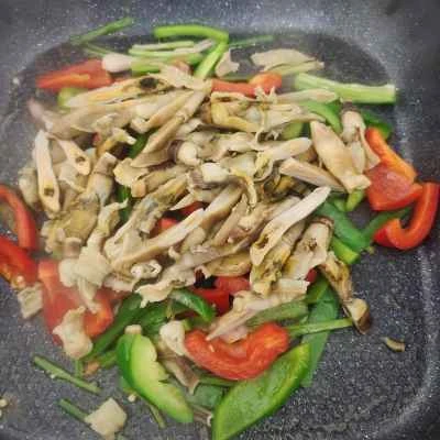 赤と緑のピーマンとアサリの炒め物の作り方：6