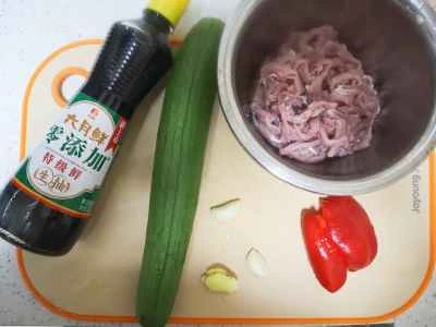 細切り豚肉とヘチマの炒め物を作る手順：1