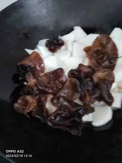 キクラゲとヤムイモの炒め物の作り方：6