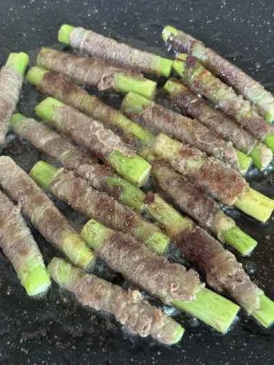 牛肉とアスパラガスのロールを作る手順：7