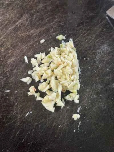 ニンニクの芽、乾燥豆腐、ひき肉の炒め物の作り方：2