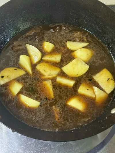 牛すじとジャガイモの煮込み レシピ手順：12