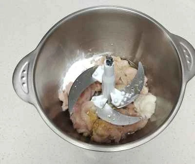 手作りチキンミートボールの作り方：2