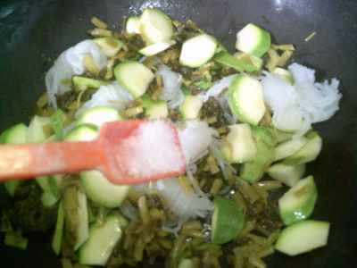 ズッキーニと漬物、こんにゃくの炒め物の作り方：8