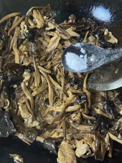 カンゾウ、キクラゲ、豚肉の炒め物の作り方：9