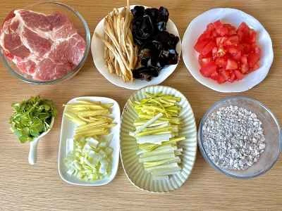 酸辣スープのカリカリ豚肉を作る手順：1