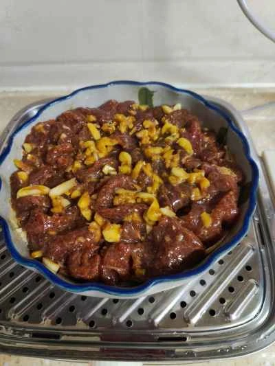 サテソースで豆腐皮と牛肉の蒸し煮を作る手順：8