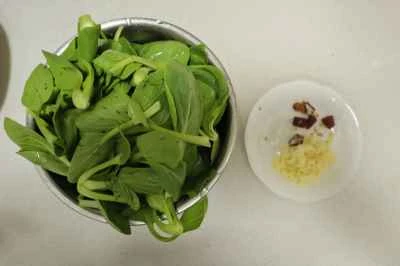 ニンニク風味のチンゲン菜の作り方：1