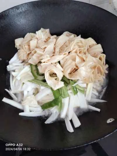 豆腐の結び目とキャベツの炒め物の作り方：4