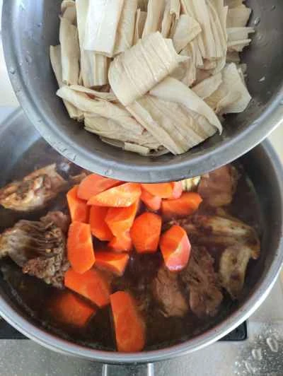 にんじんと豆腐皮の煮込みチキンの作り方：8