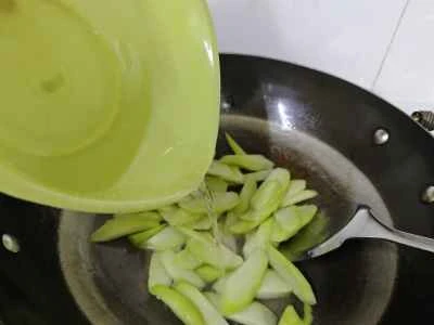 牛肉とチャヨテの炒め物の作り方：7