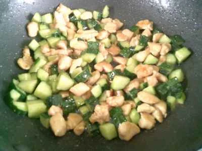 鶏胸肉とキュウリの炒め物の作り方：12