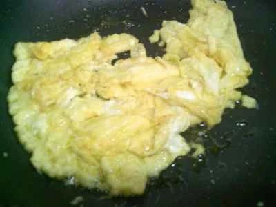 黒キクラゲ、ランチョンミート、卵を使った卵炒めの作り方：8