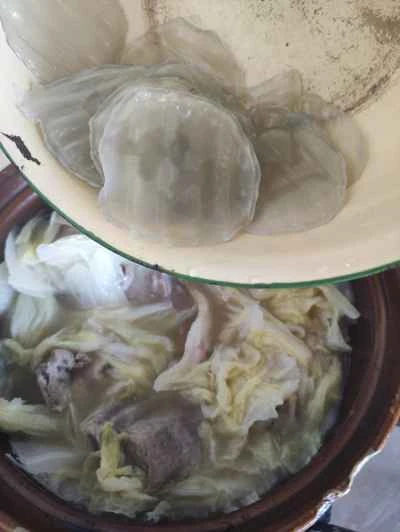 手で千切りしたキャベツと春雨を使った豚スペアリブの煮込みの作り方：7