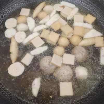 澄んだ水で作るミートボールライスヌードルミールの手順：5