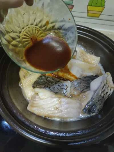 土鍋で煮込んだ魚の腹肉の作り方：11