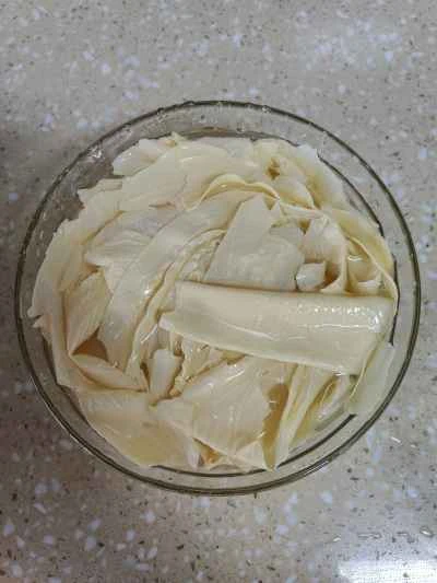 サテソースで豆腐皮と牛肉の蒸し煮を作る手順：1