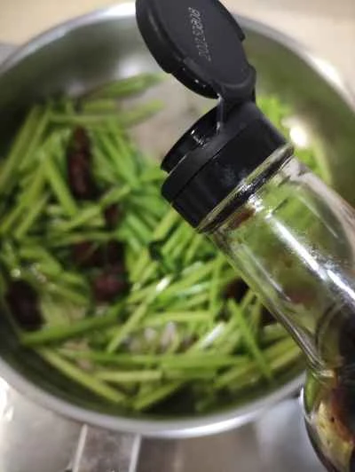 中華ソーセージと菊菜の炒め物の作り方:5