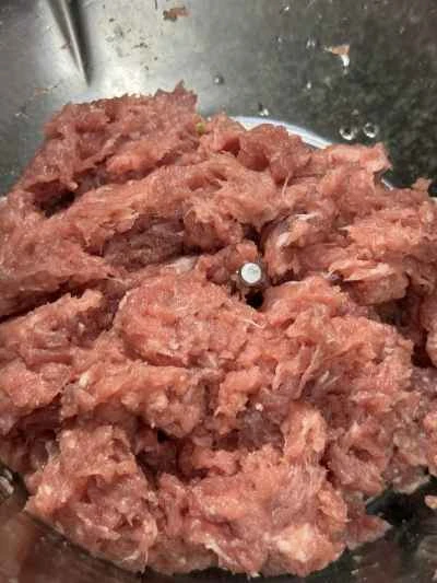 刻んだ唐辛子、ひき肉、卵を作る手順：1