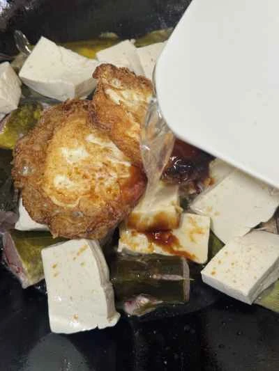卵と豆腐を使った黄ナマズの煮込みの作り方：11