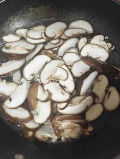 きのこ肉炒めの作り方：2