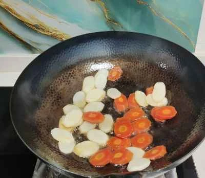 山芋、ニンジン、赤ピーマンの炒め物の作り方：3