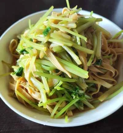 セロリと豆腐の皮の炒め物のレシピ