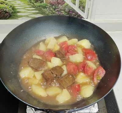 ジャガイモとトマトの煮込み牛肉の作り方:4