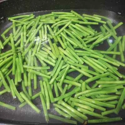 ニンニクと塩漬け豚肉を使ったインゲンの炒め物の作り方：3