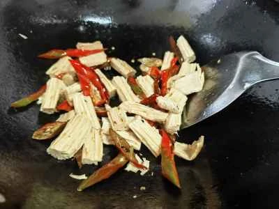 赤唐辛子入り乾燥豆腐炒めの作り方：5
