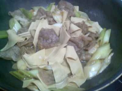 牛肉とネギと豆腐の皮の炒め物の作り方：14