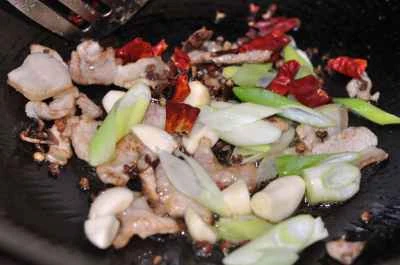 フラットブレッド入り魚の頭のシチュー：4ステップ