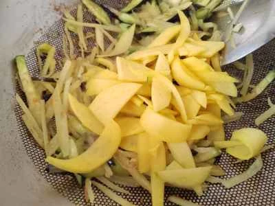 千切りジャガイモ、ナス、マンゴーの炒め物の作り方：4