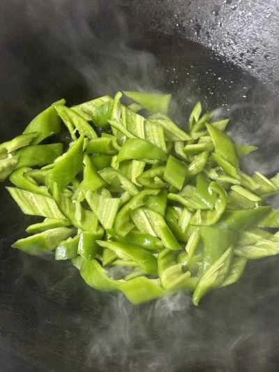 干物とピーマンの炒め物の作り方：5