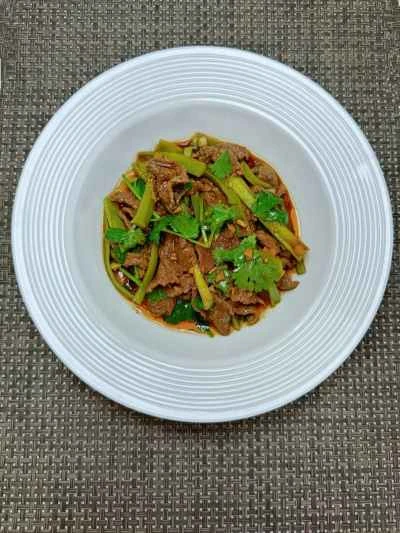 マスタードグリーンの塩漬けを使った牛肉サラダの作り方：13