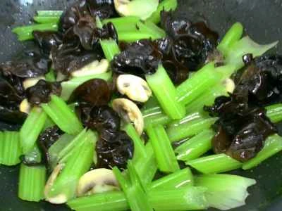 きのこ、黒キクラゲ、セロリの炒め物の作り方：9