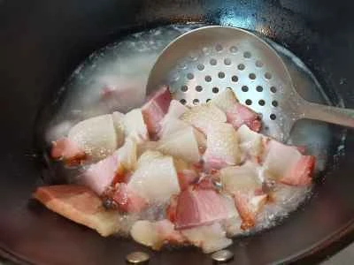 新鮮なタケノコ入り豚肉炒めの作り方：2